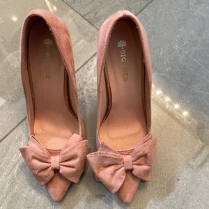 Gorgeous suede like pink heels 6.5